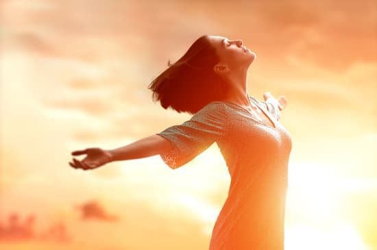 Image of woman embracing the sun representing staying positive during a crisis representing good crisis management.