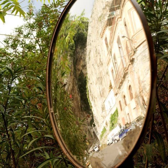 Image of a mirror representing the mirroring NLP communication technique.