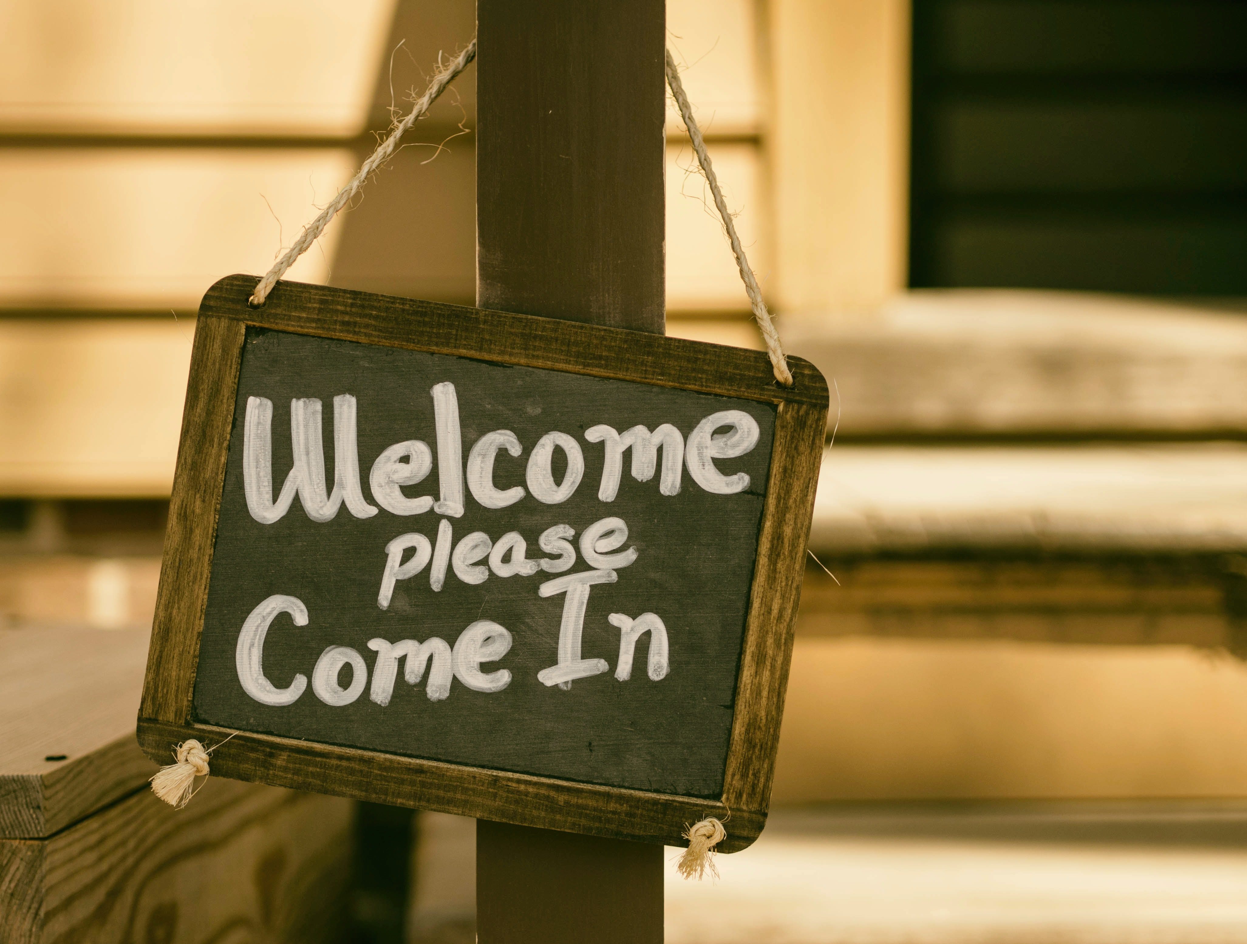 Sign that says welcome please come in.